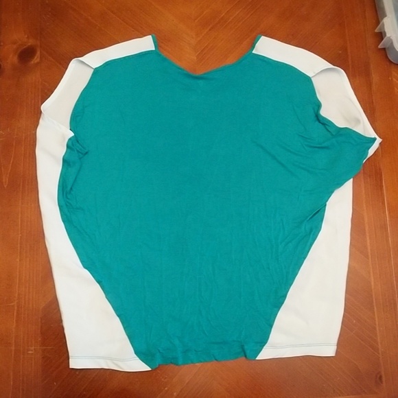 NY&Co Drapey Feather Print Top Sz Small - Picture 4 of 4